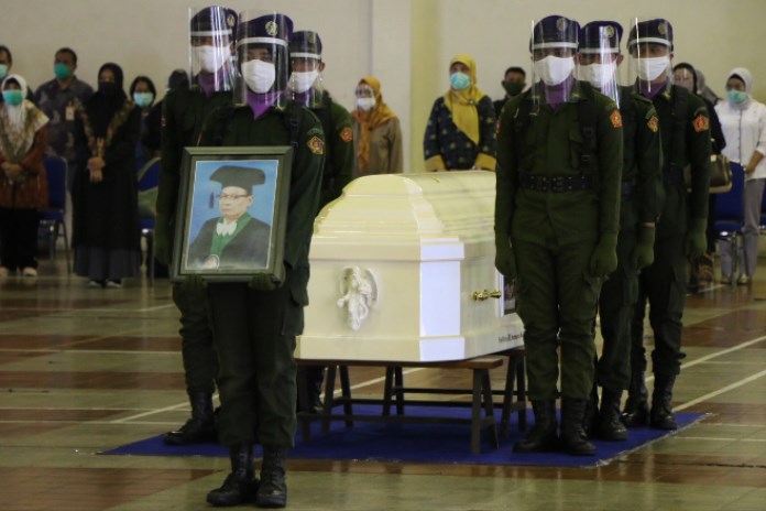 Penghormatan terakhir jenazah Prof Dr dr AG Soemantri Hardjojuwono SpA (K) Ssi yang dilakukan di Auditorium Undip, Pleburan, Semarang (22/9/2020). (Nurchamim/Jawa Pos Radar Semarang)