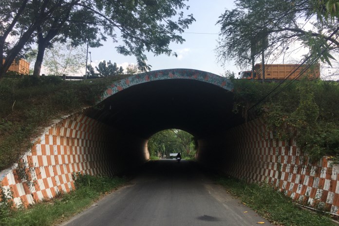 Kondisi terowongan Bendan Duwur yang tetap gelap meski itu siang hari. (Eko Wahyu Budiyanto/Jawa Pos Radar Semarang)