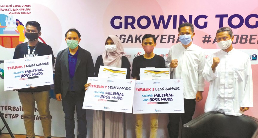 Penyerahan penghargaan kepada peserta terbaik di inkubasi bos muda. (Riyan Fadli/Jawa Pos Radar Semarang)