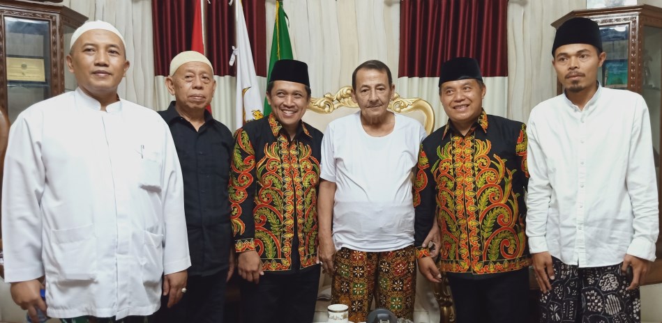 Habib Lutfi bib Yahya saat diapit oleh Afif Nurhidayat dan M Albar (kanan) saat mengunjungi kediamannya di Pekalongan. (Istimewa)