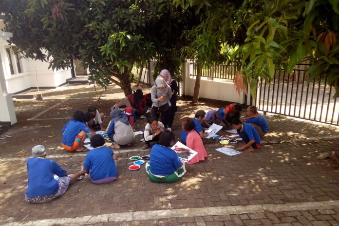 Para penghuni Panti Sosial Among Jiwo di Beringin, Ngaliyan, Kota Semarang, tampak sibuk melukis sebagai bagian dari terapi kejiwaan. (Rofiq/Jawa Pos Radar Semarang)