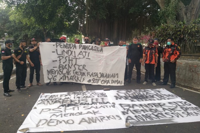 Sejumlah ormas di Salatiga menolak anarkisme dalam aksi unjuk rasa. (Dhinar Sasongko/Jawa Pos Radar Semarang)