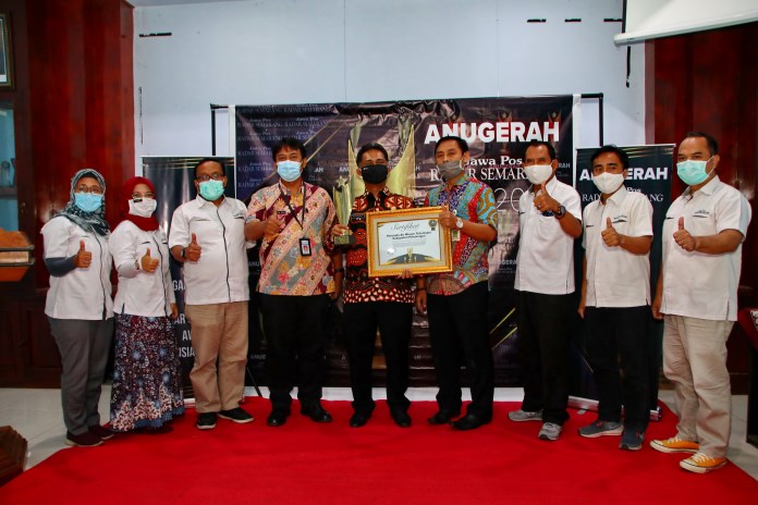 Direktur Perumda Air Minum Tirta Kajen Kabupaten Pekalongan Nur Wachid, Ketua Dewan Pengawas Yulian Akbar dan Plt Kepala Bagian Perekonomian Setda Kabupaten Pekalongan Arif Rahman berfoto bersama dengan jajaran pimpinan Jawa Pos Radar Semarang. (Lutfi Han