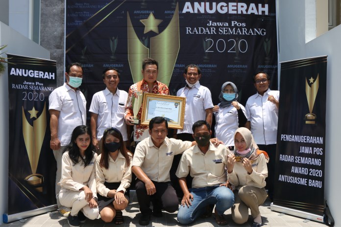 Pengusaha properti Kota Semarang Ir Sunatha Liman Said bersama stafnya berfoto dengan Direktur Jawa Pos Radar Semarang Baehaqi dan jajarannya usai menerima Penghargaan Anugerah Jawa Pos Radar Semarang 2020. (Nur Chamim/Jawa Pos Radar Semarang)