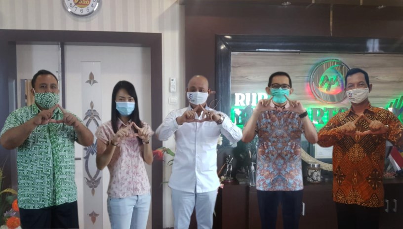 Dirut BPR Arto Moro Darmawan S,Sos (kanan), pejabat eksekutif, dan Komisaris Dr H Subyakto (tengah), menerima kunjungan Pimpinan Cabang J Trust Bank Semarang Sugiarto (dua dari kanan) dan Relation Manager Voltaria Febita di kantor Pusat BPR Arto Moro. (Is