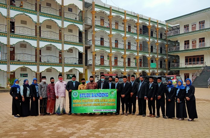 Pengurus Ponpes Duta Aswaja berpose bersama pengurus Ponpes Askhabul Kahfi di halaman kampus 3, Senin (19/3/2020).  (Sulistiono/Jawa Pos Radar Semarang)