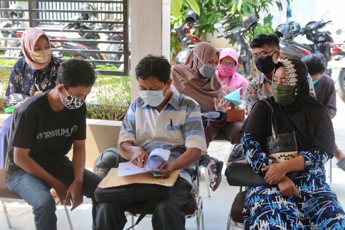 Pelaku UMKM di Kota Pekalongan saat mendaftar Banpres Tahap II di kantor Dindagkop -UKM. (Lutfi Hanafi/Jawa Pos Radar Semarang)