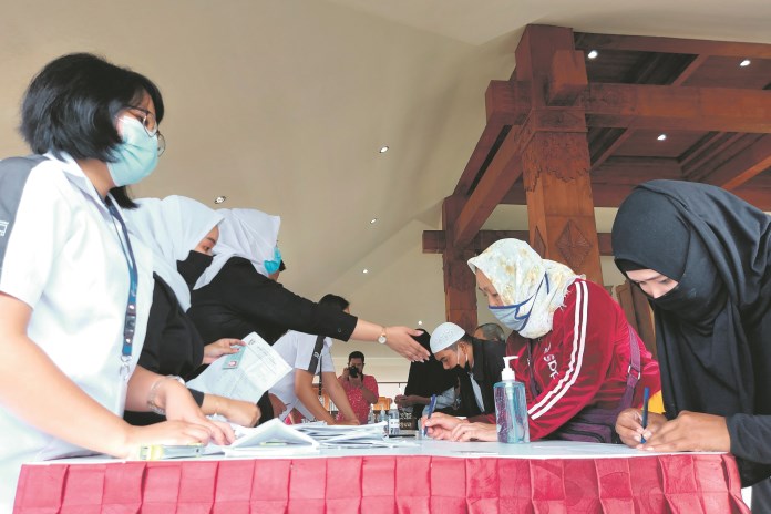 Pedagang kaki lima (PKL) di Kota Magelang mencairkan bantuan tambahan modal usaha dari Pemkot Magelang, di Pendopo Pengabdian. (Puput Puspitasari/Jawa Pos Radar Semarang)