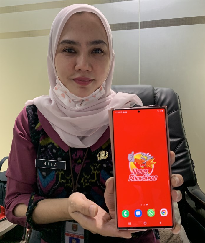 Kepala Bidang Pembukuan dan Pelayanan Bapenda Kota Semarang Margareta Mita Dewi Sopa menunjukkan aplikasi Pakde Semar kemarin (27/10/2020). (Rizal Kurniawan/Jawa Pos Radar Semarang)