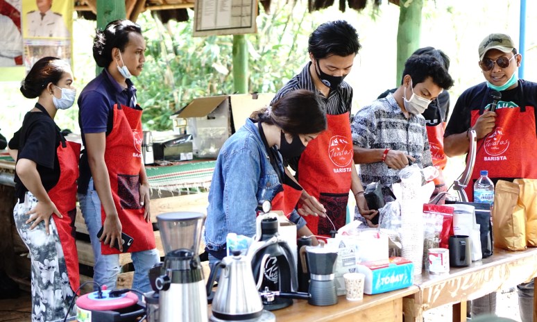 Sejumlah pemuda Desa Sidomakmur Kecamatan Kaliwungu Selatan berlatih menjadi Barista yang dilaksanakan Mochamad Herviano Foundation. (Budi Setiyawan/Jawa Pos Radar Semarang)