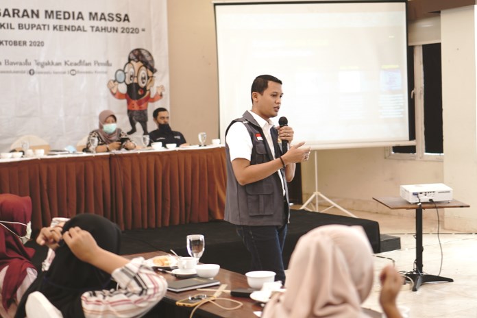 Koordinator Divisi (Kordiv) Bawaslu Kendal Arief Musthofifin saat menyampaikan materi dalam Rapat Kerja  Teknis di Hotel Sae Inn. (Budi Setiyawan/Jawa Pos Radar Semarang)
