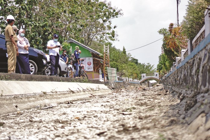 Kepala DPUPR Kendal Sugiono saat meninjau aliran Irigasi di Kali Kendal yang dikeringkan untuk dilakukan normalisasi dari Kementerian PUPR. (Budi Setiyawan/Jawa Pos Radar Semarang)