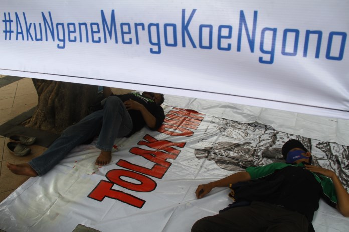 Para buruh melakukan aksi di Tenda Perlawanan di depan Kantor Dinas Tenaga Kerja dan Transmigrasi Jawa Tengah Jalan Pahlawan. (Nur Chamim/ Jawa Pos Radar Semarang)