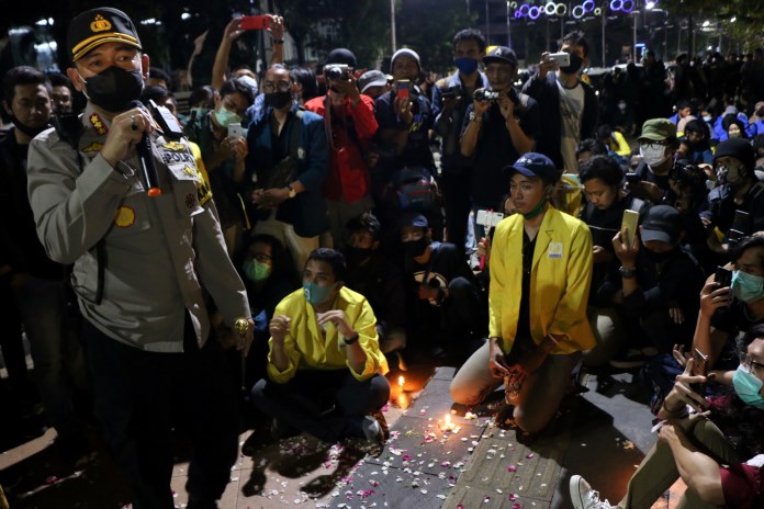 Kapolrestabes Semarang Kombes Pol Auliansyah Lubis saat menemui massa mahasiswa yang berdemo di trotoar Jalan Pemuda, samping Gedung Lawang Sewu (11/10/2020). (Nurchamim/Jawa Pos Radar Semarang)