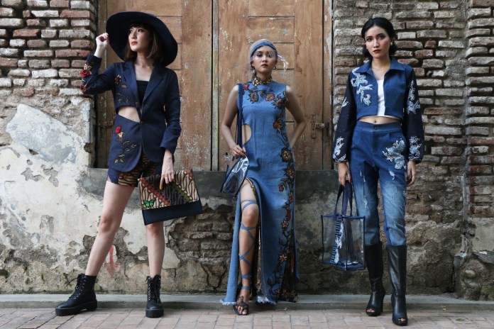 Sentuhan denim batik beri kesan luwes dan eksklusif. (Nur Chamim/Jawa Pos Radar Semarang)