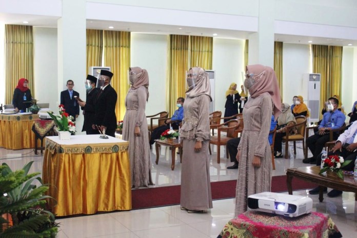 Pengambilan sumpah dokter gigi FKG Unimus dihadiri Prof Dr Masrukhi, Dr Budi Santosa, Dr Hardi Winoto, drg Bawa Adiwinarno, dan banyak lagi. (Istimewa)