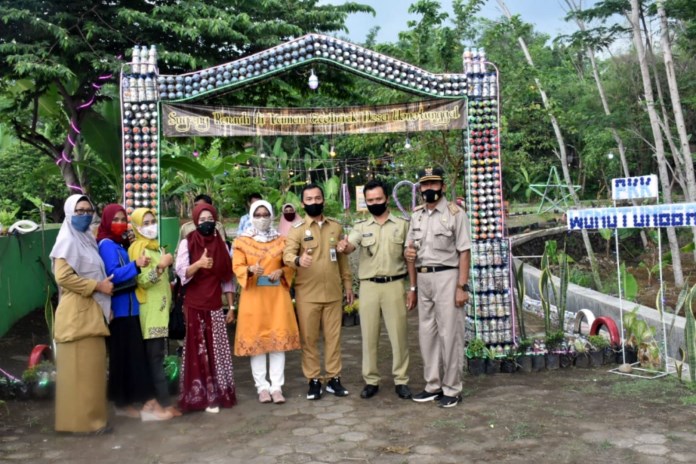 Ketua Tim Penggerak PKK Batang Uni Kuslantasih bersama Bupati Wihaji dan warga di taman ecobrick Desa Wonotunggal. (Riyan Fadli/Jawa Pos Radar Semarang)