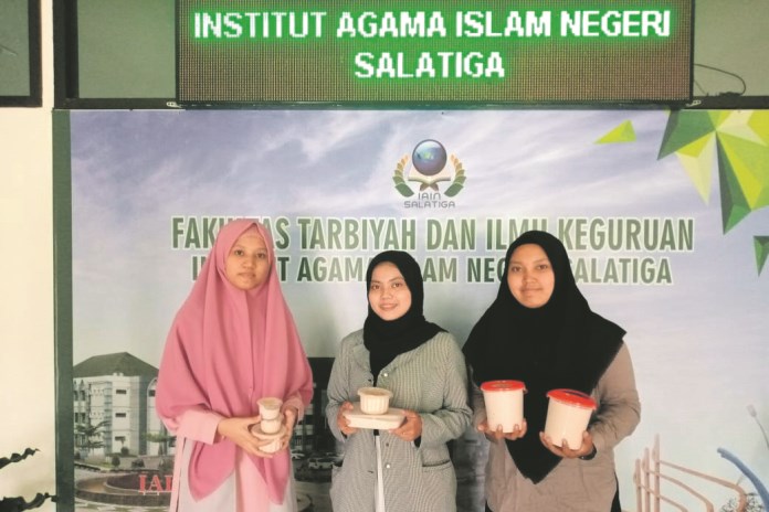 Tiga mahasiswa IAIN Salatiga berinovasi mengembangkan usaha ek krim dari kulit pisang. INZET: Es krim kulit pisang. (Dhinar Sasongko/Jawa Pos Radar Semarang)
