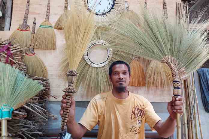 INOVATIF:Fahrudin menunjukkan sapu unik buatannya dengan beragam model anyaman. (PUPUT PUSPITASARI/JAWA POS RADAR SEMARANG)