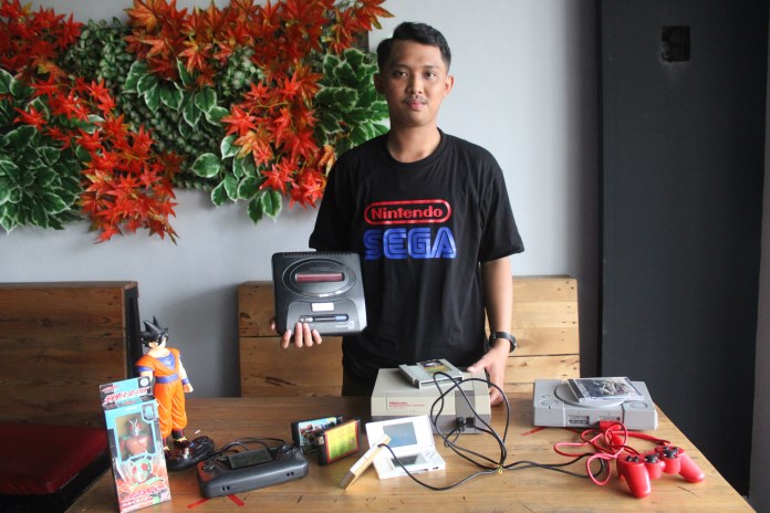 Alviyan Bimatara memamerkan sejumlah koleksi game konsol berbagai merk miliknya. (Dewi Akmalah/ Jawa Pos Radar Semarang)