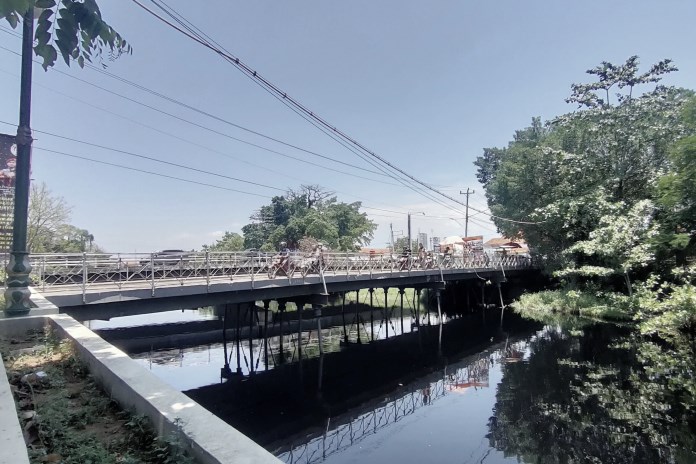 Jembatan Kali Loji Pekalongan yang dipercaya sebagai gerbang menuju alam gaib. (Riyan Fadli/Jawa Pos Radar Semarang)