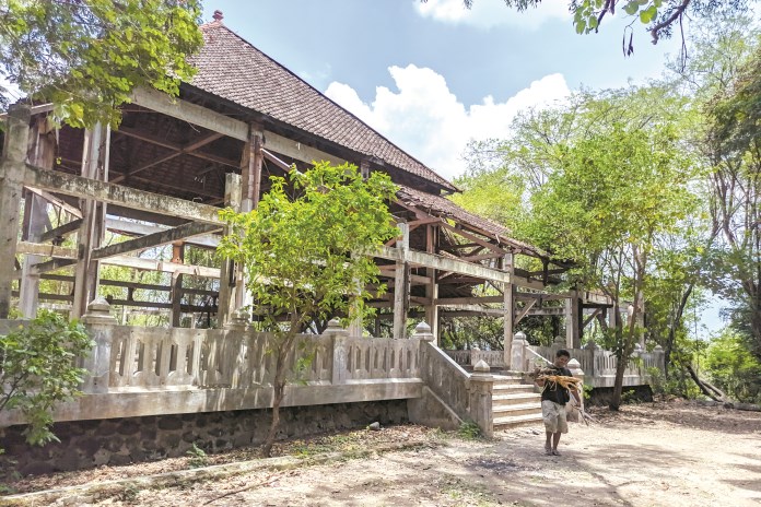 Kondisi Padepokan Gunung Talang tidak terawat selama lebih dari 20 tahun. Beberapa sudut terdapat sesajen. (Rifqi Hindami/Jawa Pos Radar Semarang)