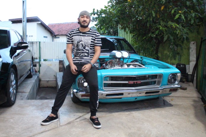 Jhoni Rahman pemilik Holden Belmont menggunakan mesin V8 agar lebih garang dan kencang. (Adennyar Wycaksono/Jawa Pos Radar Semarang)