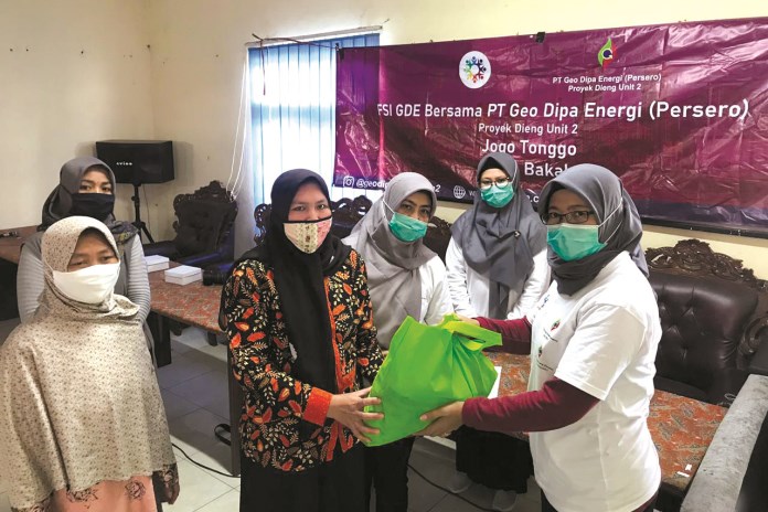 Tim FSIGDE menyerahkan bantuan dan sosialisasi protokol kesehatan kepada TP PKK di 11 desa di kawasan Dataran Tinggi Dieng Kamis (15/10/2020). (Istimewa)