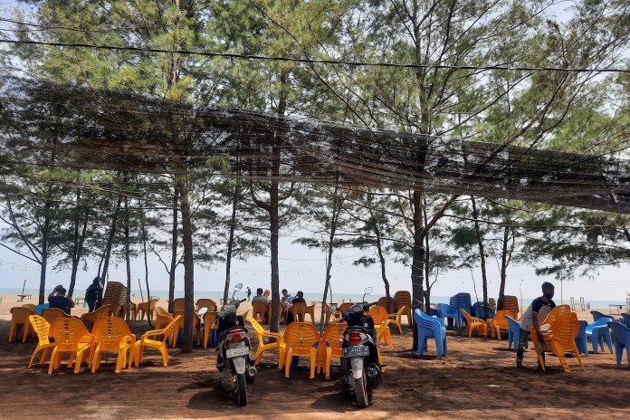 Kafe baru bermunculan di tepi Pantai Sigandu. (Riyan Fadli/Jawa Pos Radar Semarang)