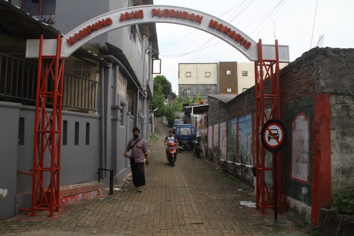 Kampung Jahe Pleburan Makaryo yang hanya tinggal papan nama di gapura masuk kampung. (Nurchamim/Jawa Pos Radar Semarang)