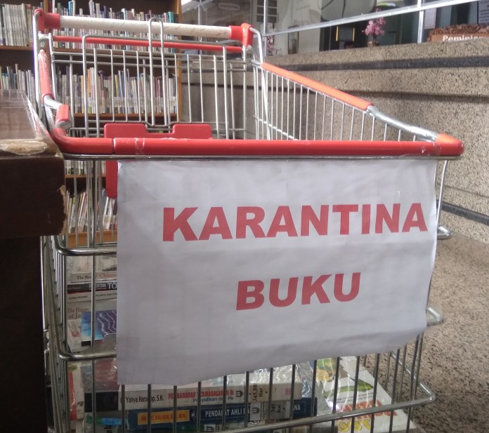 Dinas Arsip dan Perpustakaan Kota Semarang karantina buku dan menyediakan troli untuk meletakkan buku yang selesai dibaca atau dipinjam pengunjung. (Riri/Jawa Pos Radar Semarang)
