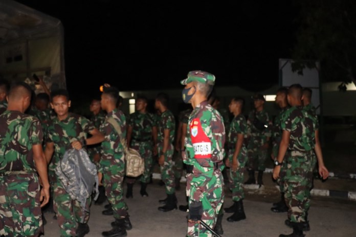 Dansatgas TMMD 109 Letkol Inf Eko Bintara Saktiawan mengawasi persiapan kepulangan anggota Satgas TMMD 109. (Dokumen Kodim 1205 Sintang)