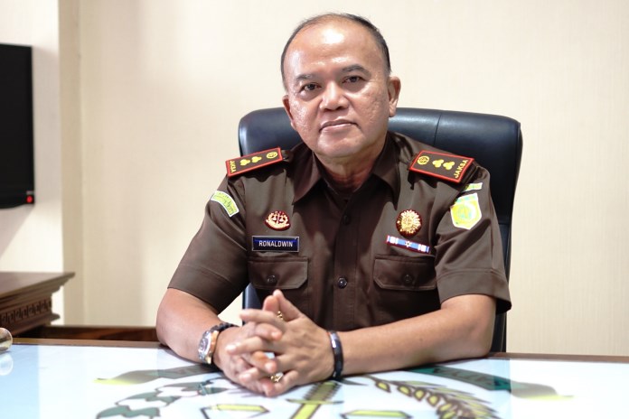 Ronaldwin sudah lebih dari 27 tahun mengabdi sebagai jaksa. (Budi Setiyawan/Jawa Pos Radar Semarang)