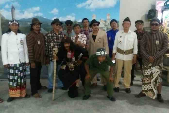 KOMPAK: Anggota Komunitas Asem Kawak Semarang berbusana jadul. (DOKUMEN PRIBADI)