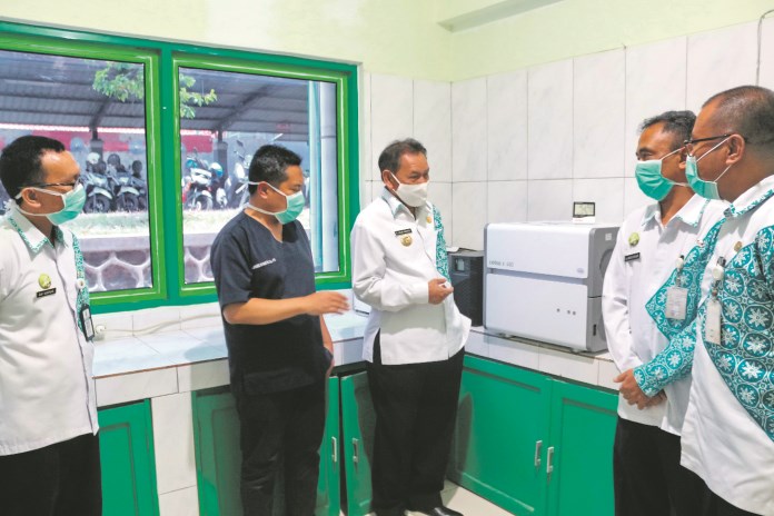 Wali Kota Pekalongan HM Saelany Machfudz, SE meresmikan laboratorium PCR RSUD Bendan, Selasa (27/10/2020). (Lutfi Hanafi/Jawa Pos Radar Semarang)
