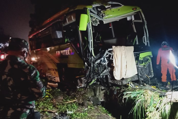 Bus pariwisata nopol K 1446 BL yang mengalami rem blong di Jalan Raya Dieng-Wonosobo, Rabu (30/9/2020) sore. (Sigit Rahmanto/Jawa Pos Radar Semarang)