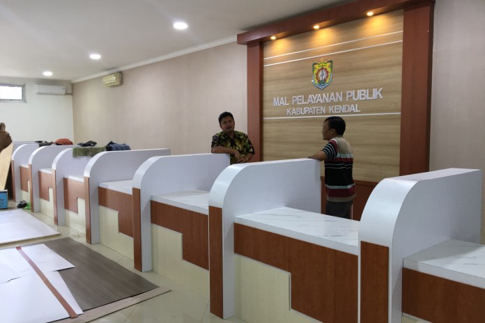 Kepala DPMPTSP Anang Widiasmoro saat melakukan pengecekan Mal Pelayanan Publik di kantornya. (Budi Setiyawan/Jawa Pos Radar Semarang)