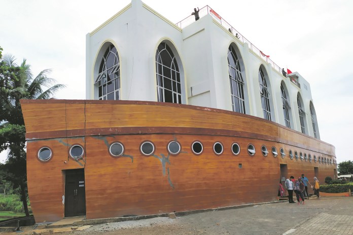 Para wisatawan lokal tetap banyak yang mengunjungi Masjid Kapal bersama keluarganya meski dalam kondisi pandemi Covid-19. (Luqman Sulistiyawan/Jawa Pos Radar Semarang)