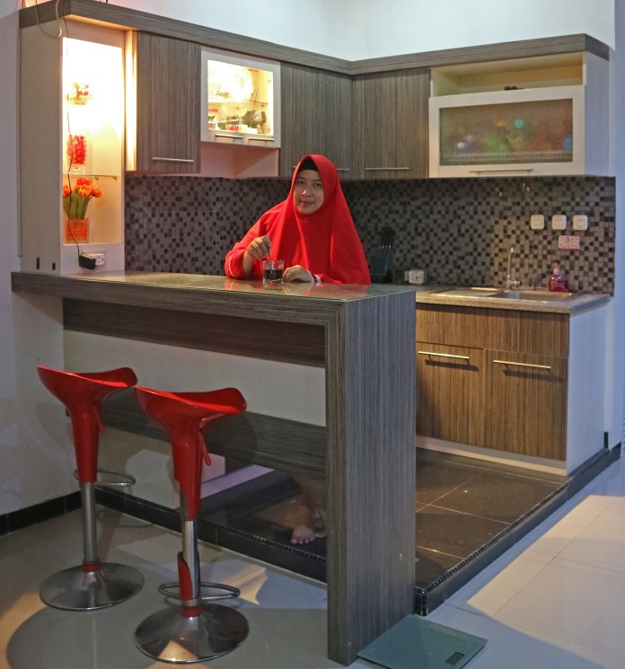 Mini bar di rumah milik Shantie Silfyanna yang jadi tempat berkumpul anggota keluarga di area dapur. (Fiani Rosyadan/Jawa Pos Radar Semarang)