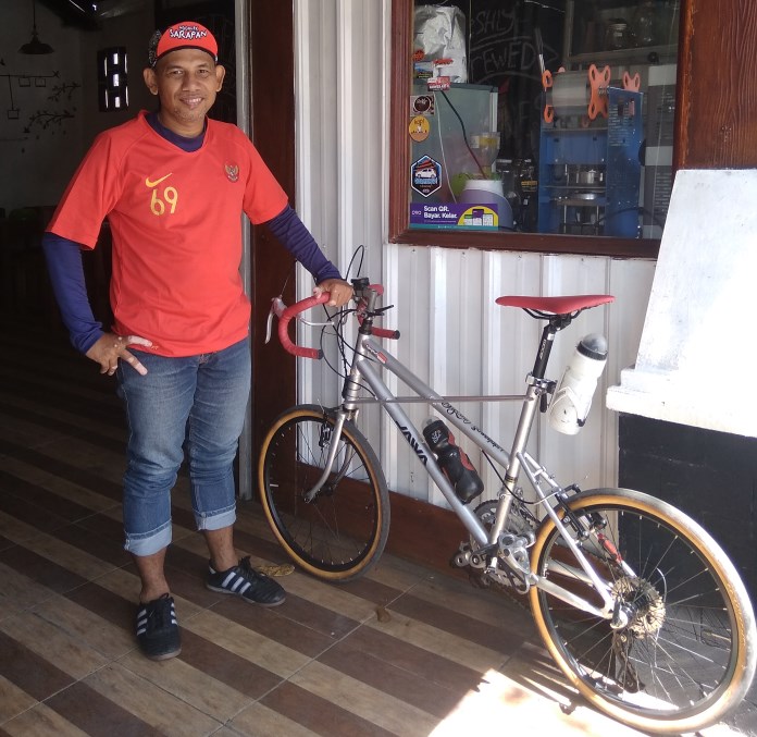 Agung Wahyu Diono bersama sepeda minivelonya. Ia pernah gowes sejauh 50 km dengan sepeda ini. (Riri Rahayuningsih/Jawa Pos Radar Semarang)