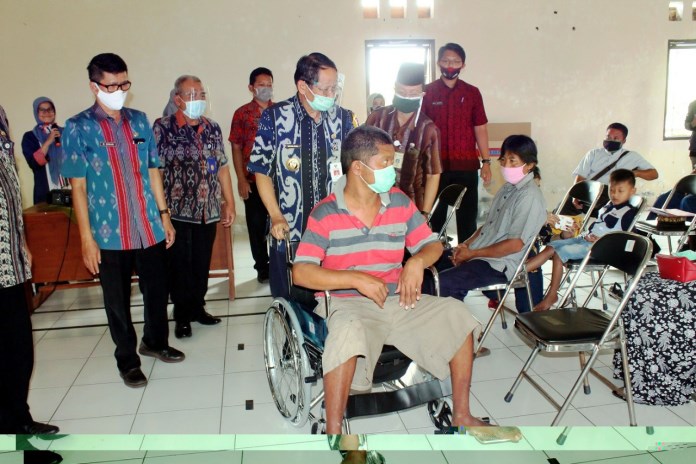 Bupati Semarang berikan alat bantu jalan kepada para penyandang disabilitas di aula kantor Kecamatan Ungaran Barat. (Maria Novena/Jawa Pos Radar Semarang)