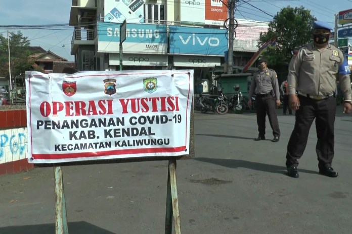 Polres Kendal bersama Satpol PP dan Damkar Kendal menggelar operasi yustisi, Senin (26/10/2020). (Budi Setiyawan/Jawa Pos Radar Semarang)
