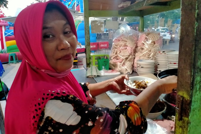 Hj Sholati ketika sedang akan menyajikan pindang tetel di warungnya, kawasan kuliner Bebekan, Lapangan Gemek, Kecamatan Kedungwuni. (Nanang Rendi Ahmad/Jawa Pos Radar Semarang)