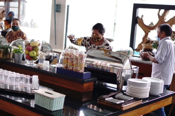 Hotel Sae Inn Kendal memberikan pelayanan pengambilan makanan untuk tamu hotel demi meminimalisasi paparan Covid-19. (Budi Setiyawan/Jawa Pos Radar Semarang)