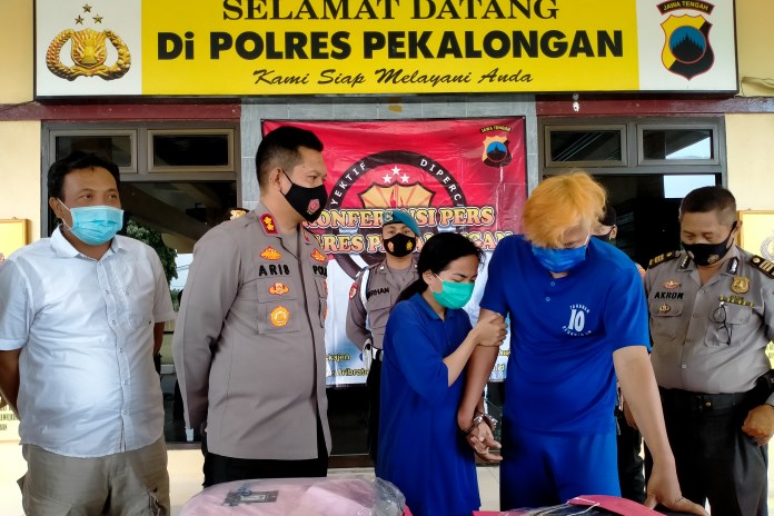 Kedua tersangka pencuri uang dalam jok motor ketika dihadirkan dalam gelar perkara di Polres Pekalongan Rabu (21/10/2020). (Nanang Rendi Ahmad/Jawa Pos Radar Semarang)