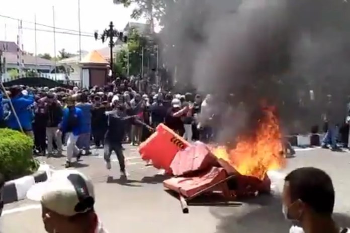 Aksi mahasiswa menolak UU Cipta Kerja di DPRD Kota Pekalongan. Aksi berakhir rusuh dan sejumlah fasilitas umum dirusak. (Istimewa)