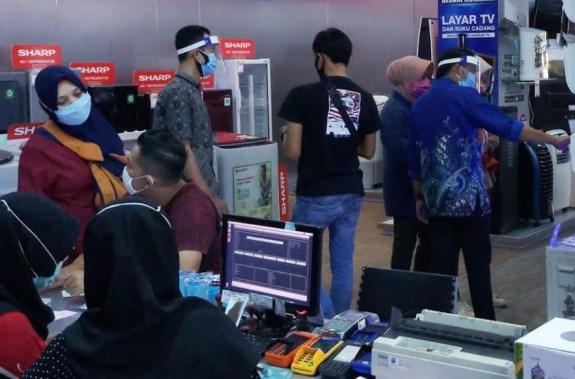 Pengunjung mengunjungi event Sharp Tomodachi Expo 2020 yang digelar sampai 28 Oktober mendatang di Global Elektronik. (Istimewa)