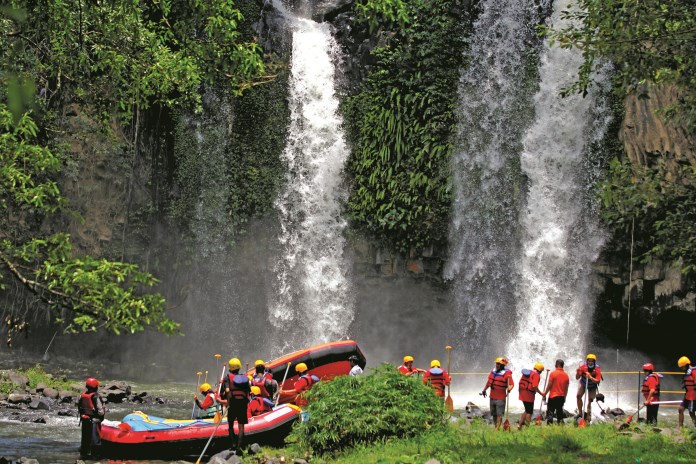 Rombongan Disporapar Jateng dan ASPPI Jawa Barat ketika arung jeram di Cubeng Rafting, Desa Sikasur, Kecamatan Belik, Kabupaten Pemalang Sabtu (17/10/2020). (Istimewa)