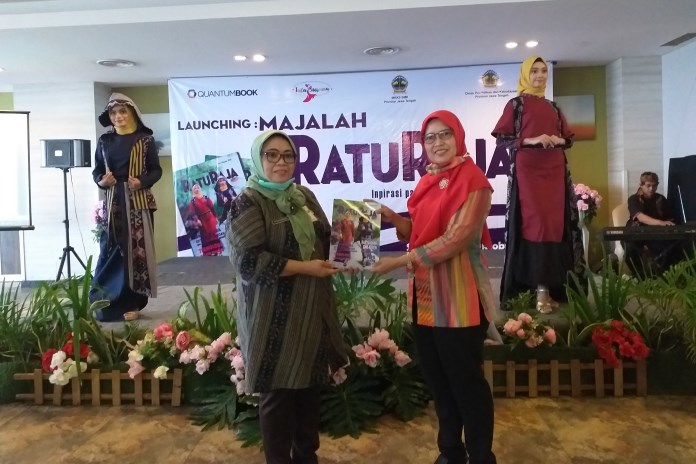 Plt Kepala Dinas Pendidikan dan Kebudayaan Provinsi Jateng Padmaningrum saat melakukan launching Majalah RatuRaja. (Rofik Syarif GP/Jawa Pos Radar Semarang)