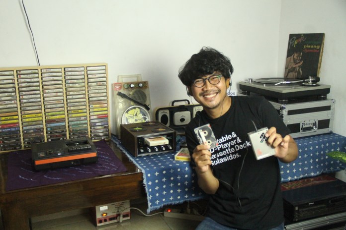 Samsul memamerkan koleksi kaset pita dan walkman miliknya. (M Hariyanto/Jawa Pos Radar Semarang)